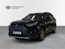Svart Begagnad 2024 Toyota RAV4 Hybrid Active SUV | 409 900 kr (Marknadspris)