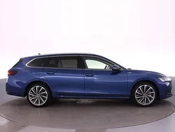 Blå (cobalt blue metallic) Ny 2025 Skoda Superb LAURIN & KLEMENT Kombi | 526 800 kr (Lite dyr)