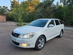 Vit Begagnad 2009 Skoda Octavia Elegance Kombi | 37 900 kr