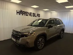 Grå (river rock pearl) Ny 2025 Subaru Forester SUV | 463 399 kr (Marknadspris)