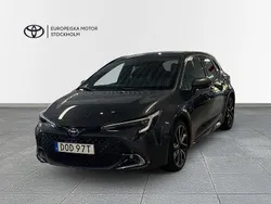 Mörkgrå Begagnad 2023 Toyota Corolla Executive Halvkombi | 299 900 kr (Marknadspris)