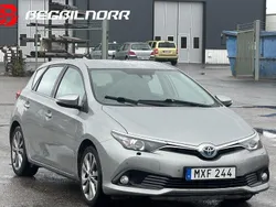 Ljusgrå (grå) Begagnad 2016 Toyota Auris Hybrid Active Halvkombi | 115 000 kr (Marknadspris)