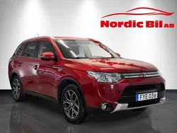Mörkröd (röd) Begagnad 2015 Mitsubishi Outlander P-HEV SUV | 109 900 kr (Marknadspris)