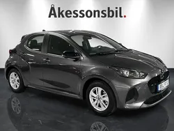 Lead grey Ny 2024 Mazda 2 Center-Line Kombi | 259 000 kr (Marknadspris)