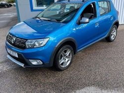 Ljusblå (blåmetallic) Begagnad 2017 Dacia Sandero Stepway Halvkombi | 65 000 kr (Bra pris)