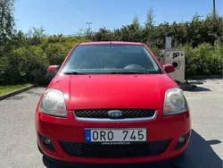 Röd Begagnad 2008 Ford Fiesta Halvkombi | 17 000 kr (Marknadspris)