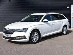 Vit Begagnad 2021 Skoda Superb Business Line Kombi | 269 900 kr (Marknadspris)