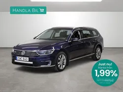 Mörkblå Begagnad 2018 VW Passat GTE Kombi | 173 900 kr (Marknadspris)
