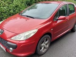 Röd Begagnad 2006 Peugeot 307 Halvkombi | 23 900 kr (Marknadspris)