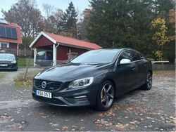 Grå Begagnad 2015 Volvo S60 R-Design Sedan | 129 000 kr (Superpris)