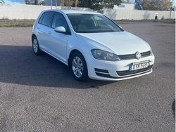 Vit Begagnad 2014 VW Golf VII Halvkombi | 67 000 kr (Marknadspris)