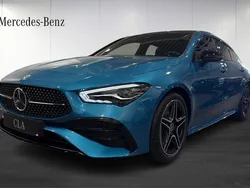 Blå (blue) Ny 2024 Mercedes CLA200 AMG Kombi | 463 300 kr (Marknadspris)