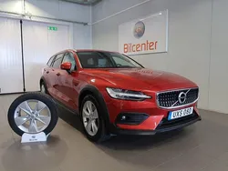 Röd Begagnad 2021 Volvo V60 CC Kombi | 359 900 kr (Marknadspris)