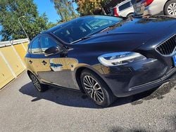 Svart Begagnad 2018 Volvo V40 Kombi | 169 000 kr (Marknadspris)