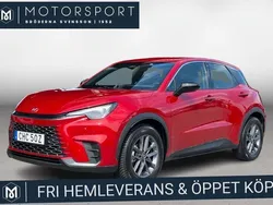 Röd (röd metallic) Begagnad 2024 Lexus LBX SUV | 359 900 kr (Marknadspris)