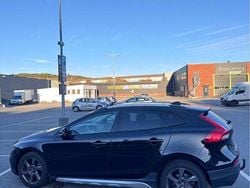 Svart Begagnad 2015 Volvo V40 CC Momentum Kombi | 110 000 kr (Bra pris)