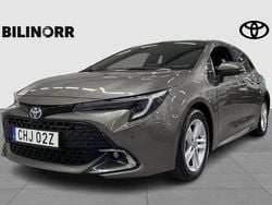 Grön Begagnad 2024 Toyota Corolla Hybrid Style Halvkombi | 285 500 kr (Marknadspris)
