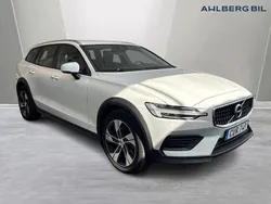 Vit Begagnad 2022 Volvo V60 CC Kombi | 349 500 kr (Marknadspris)