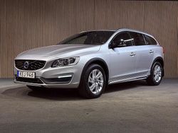 Silver Begagnad 2016 Volvo V60 CC Summum Kombi | 172 400 kr (Marknadspris)