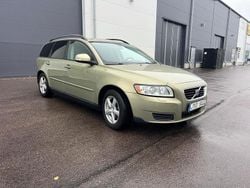 Grön Begagnad 2010 Volvo V50 Kinetic Kombi | 31 999 kr (Marknadspris)