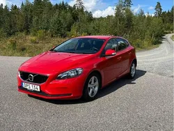 Röd Begagnad 2017 Volvo V40 Kinetic Kombi | 125 000 kr (Marknadspris)