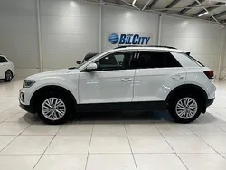 Vit Begagnad 2023 VW T-Roc Life SUV | 239 900 kr (Marknadspris)