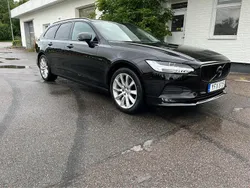 Svart Begagnad 2017 Volvo V90 Momentum Kombi | 200 000 kr (Marknadspris)