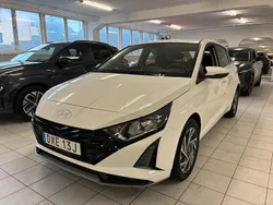 Vit Ny 2024 Hyundai i20 Essential Halvkombi | 219 900 kr (Superpris)
