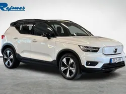 Vit (crystal vit metallic) Begagnad 2022 Volvo XC40 Plus SUV | 309 900 kr