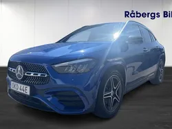 Blå (spektralblå metallic) Begagnad 2024 Mercedes GLA200 AMG line SUV | 459 800 kr (Lite dyr)
