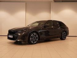 Grå Begagnad 2024 BMW 520 M Sport Kombi | 618 800 kr (Dyr)