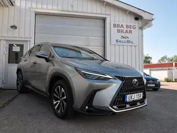 Ljusgrå Begagnad 2023 Lexus NX450h+ Executive Line SUV | 549 000 kr (Bra pris)