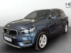 Mörkblå (blue) Begagnad 2021 Volvo XC40 Momentum SUV | 299 900 kr (Marknadspris)