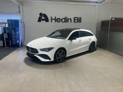 Vit (white) Begagnad 2023 Mercedes CLA200 Shooting Brake AMG Kombi | 382 880 kr (Marknadspris)