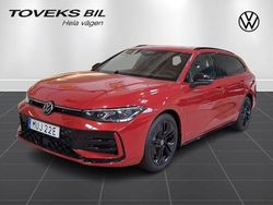 Röd (chili red metallic) Ny 2025 VW Passat R-line Kombi | 464 900 kr