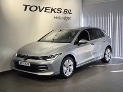 Silver (oyster silver metallic) Ny 2025 VW Golf VIII Halvkombi | 324 200 kr (Marknadspris)