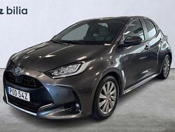 Mörkgrå Begagnad 2022 Toyota Yaris Hybrid Style Halvkombi | 219 900 kr (Marknadspris)