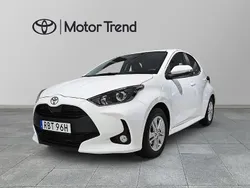 Vit Ny 2025 Toyota Yaris Hybrid Active Halvkombi | 244 900 kr (Bra pris)