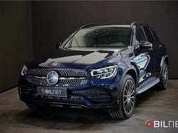 Mörkblå (blå) Begagnad 2021 Mercedes GLC300e AMG line SUV | 419 900 kr (Marknadspris)