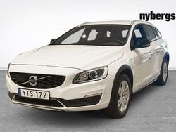 Vit Begagnad 2017 Volvo V60 CC Standard Kombi | 229 000 kr (Marknadspris)