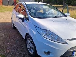 Vit Begagnad 2012 Ford Fiesta Halvkombi | 35 000 kr (Lite dyr)