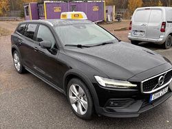 Svart Begagnad 2020 Volvo V60 CC Momentum Kombi | 225 000 kr (Bra pris)