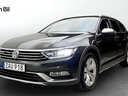Mörkgrå (mangangrå metallic) Begagnad 2017 VW Passat Alltrack Executive Kombi | 239 900 kr (Marknadspris)