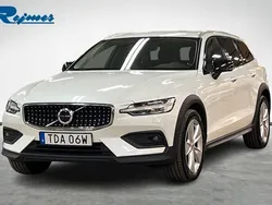 Vit Begagnad 2022 Volvo V60 CC Core Kombi | 319 800 kr (Marknadspris)