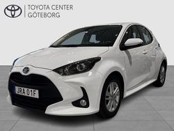 Vit Begagnad 2022 Toyota Yaris Hybrid Active Halvkombi | 199 900 kr (Marknadspris)