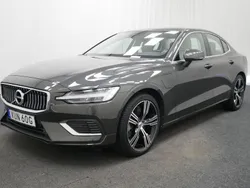 Mörkgrå Begagnad 2021 Volvo S60 Inscription Sedan | 349 900 kr (Marknadspris)