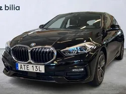 Svart Begagnad 2022 BMW 118 Sport Line Halvkombi | 259 000 kr (Marknadspris)