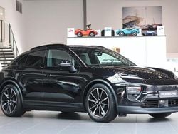Svart Ny 2025 Porsche Macan 4 Electric SUV | 1 078 200 kr (Lite dyr)