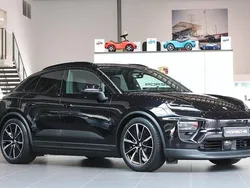 Svart Ny 2025 Porsche Macan 4 Electric SUV | 1 078 200 kr (Lite dyr)
