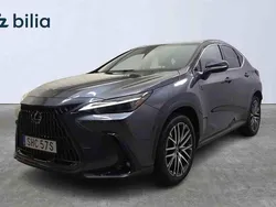 Grå Begagnad 2021 Lexus NX450h+ Executive Line SUV | 549 900 kr (Marknadspris)